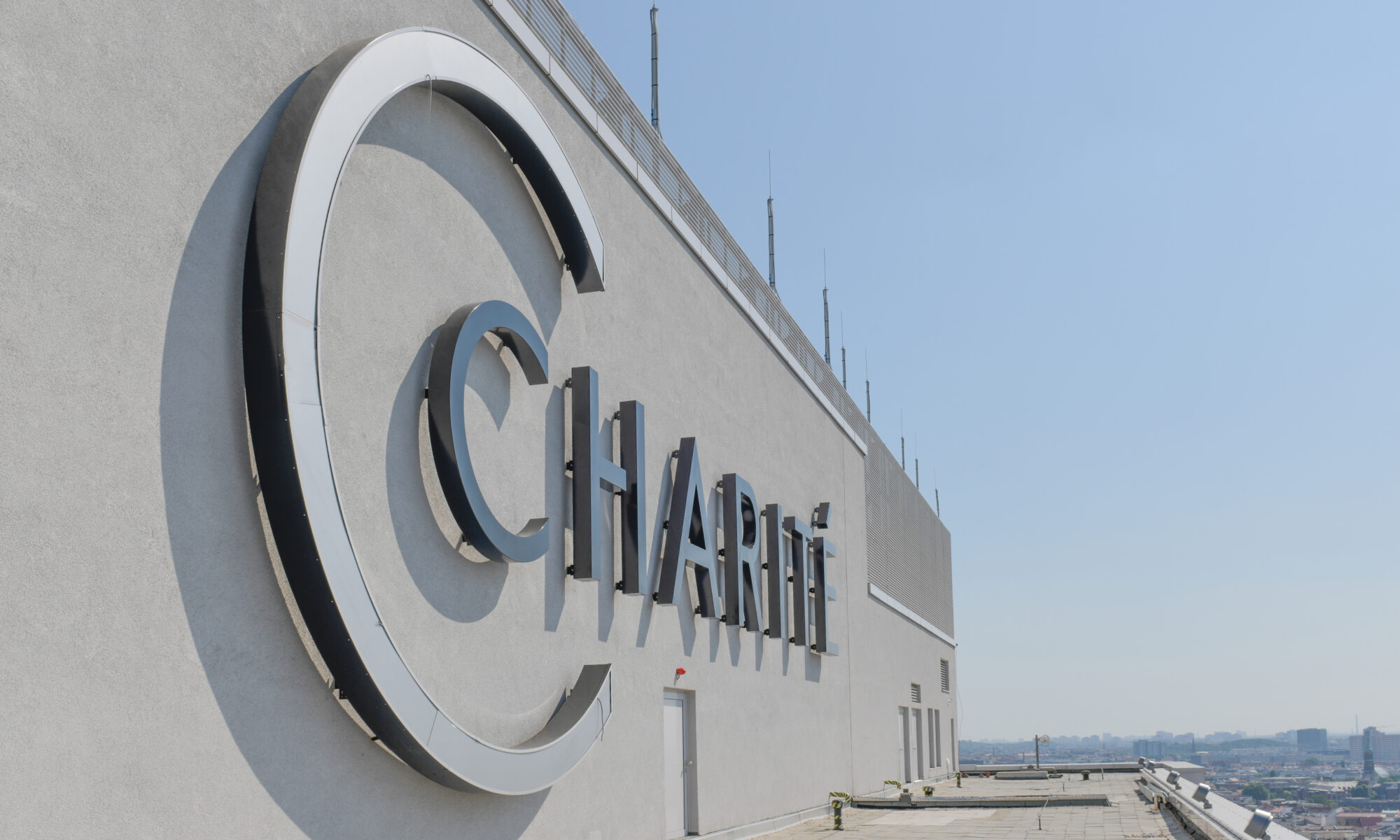 Campus Charité Mitte, Bettenhaus Logo, Copyright Charité Wiebke Peitz